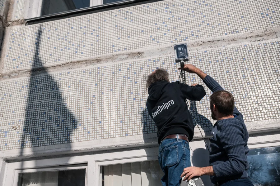 Встановлюємо сенсор на будівлі.
